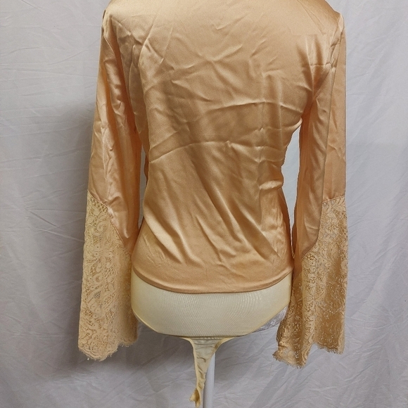 Lulu's long statement lace sleeve bodysuit soft silky v-neck yellow gold small - Picture 9 of 14